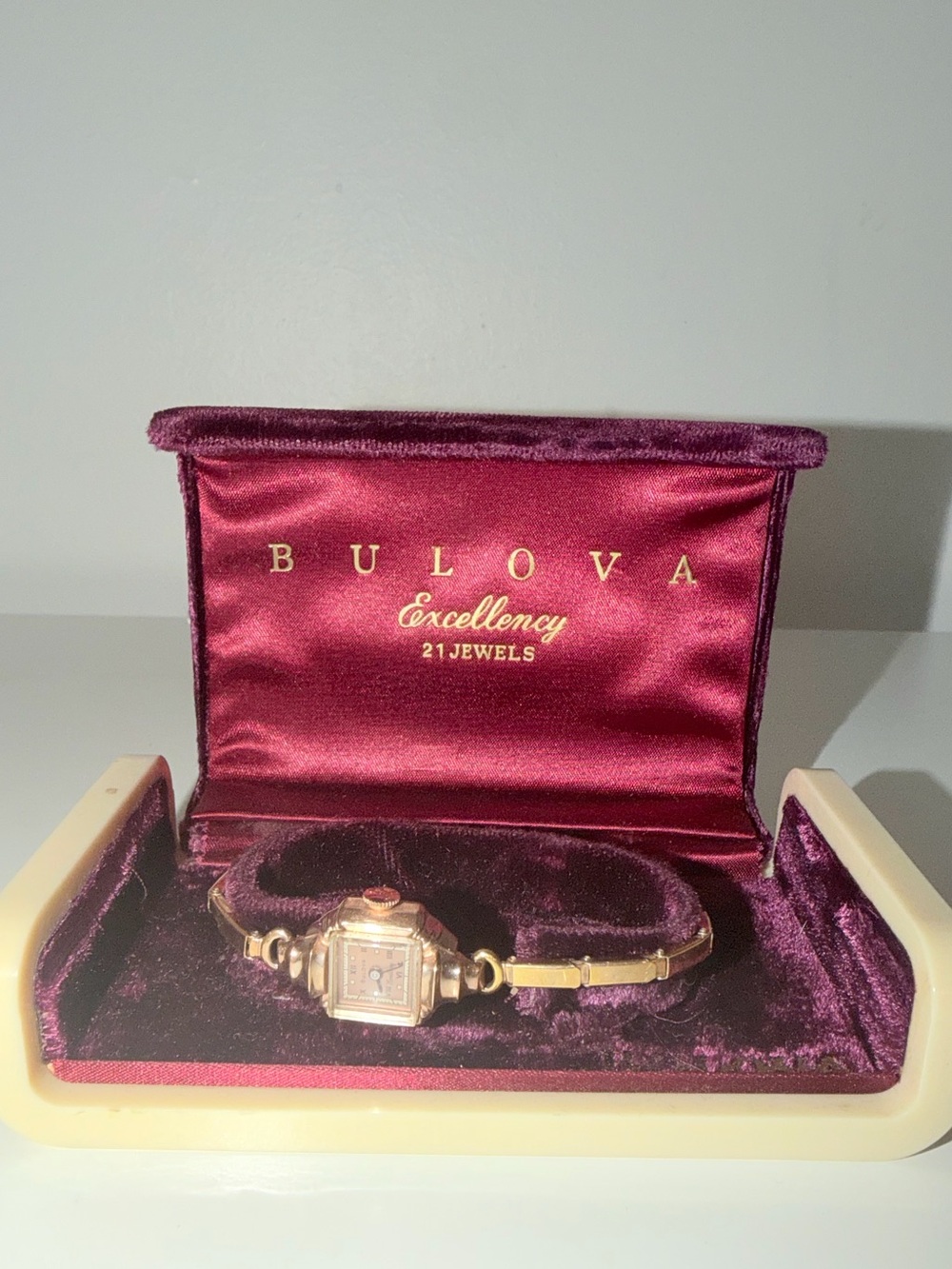 Vintage Signed Bulova 14K Gold Filled Elastic Band Watch With Box